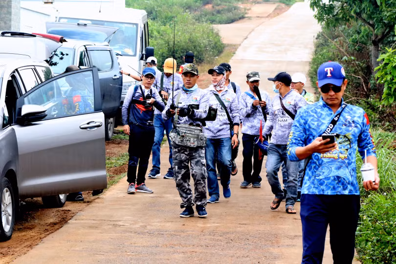 Các cần thủ lần lượt có mặt.