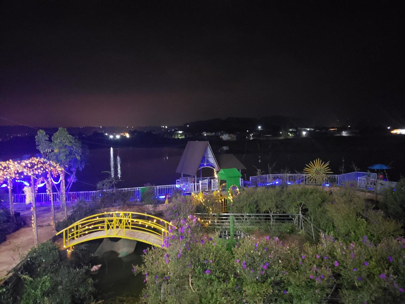 Buổi tối hôm 20/3/2021, chúng tôi đang dự lễ sinh nhật đơn giản của lương y Nguyễn Trọng Thi, có một người thanh niên bước khu nghỉ dưỡng mà vợ chồng Nguyễn Trọng Thi và Đào Thị Tám đang xây dựng. Anh ta cho biết đến để xem công việc chuẩn bị cho cuộc thi câu ca lóc ngày mai sẽ diễn ra tại hồ Tứ Liên 2 của nhà Thi -Tám.