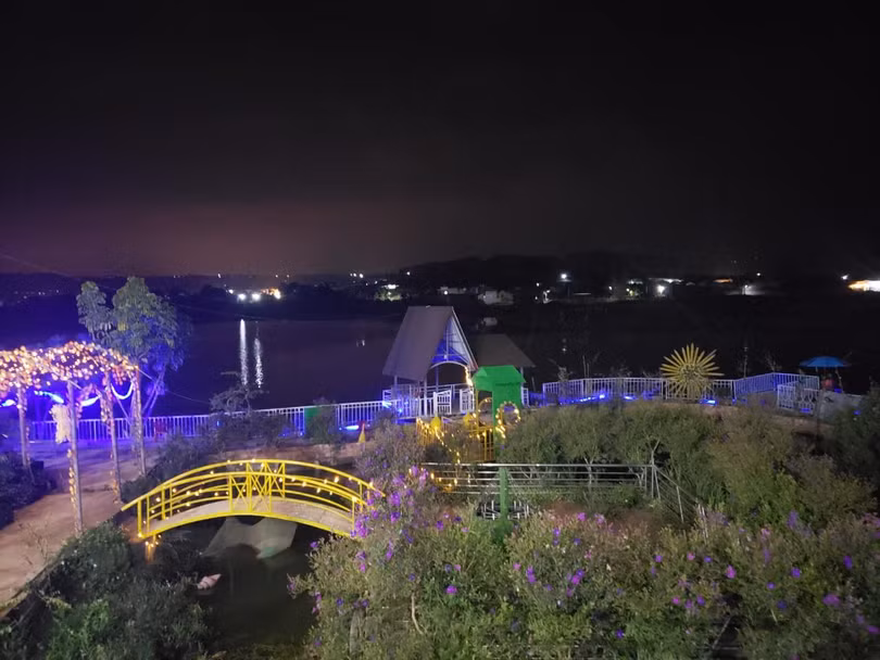 Buổi tối hôm 20/3/2021, chúng tôi đang dự lễ sinh nhật đơn giản của lương y Nguyễn Trọng Thi, có một người thanh niên bước khu nghỉ dưỡng mà vợ chồng Nguyễn Trọng Thi và Đào Thị Tám đang xây dựng. Anh ta cho biết đến để xem công việc chuẩn bị cho cuộc thi câu ca lóc ngày mai sẽ diễn ra tại hồ Tứ Liên 2 của nhà Thi -Tám.