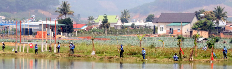 Còn một tiếng trước khi hết giờ. Bên kia hồ, các cần thủ vẫn miệt mài...