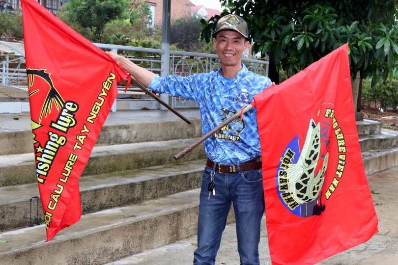 Sáng sớm, Chủ tịch Hội Cần thủ Tây Nguyên -"Ông già Bảo Nam", như anh tự giới thiệu là bạn bè trong giới cần thủ quen gọi như vậy, phóng xe đưa vợ tới, kiểm tra lần cuối cùng khâu chuẩn bị. "Ông già Bảo Nam" dành cho tôi ít phút phỏng vấn. "Ông già" nói hội của ông thành lập cách đây hơn 4 năm, đầu tiên ở Buôn Ma Thuột, quê hương ông, và phát triển dần ra Tây Nguyên, hiện nay ra toàn quốc. Hội Cần thủ có 4000 ngàn hội viên, trong đó có 200 hội viên là nữ. (Có lẽ Tiến sĩ Khuất Thu Hồng về bình đẳng giới cũng phải lưu tâm đến hội này, vì sao trong một thời gian ngắn như vậy lại thu hút được tới nhiều nữ tham gia đến vậy.)