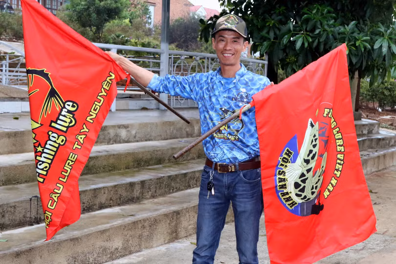 Sáng sớm, Chủ tịch Hội Cần thủ Tây Nguyên -"Ông già Bảo Nam", như anh tự giới thiệu là bạn bè trong giới cần thủ quen gọi như vậy, phóng xe đưa vợ tới, kiểm tra lần cuối cùng khâu chuẩn bị. "Ông già Bảo Nam" dành cho tôi ít phút phỏng vấn. "Ông già" nói hội của ông thành lập cách đây hơn 4 năm, đầu tiên ở Buôn Ma Thuột, quê hương ông, và phát triển dần ra Tây Nguyên, hiện nay ra toàn quốc. Hội Cần thủ có 4000 ngàn hội viên, trong đó có 200 hội viên là nữ. (Có lẽ Tiến sĩ Khuất Thu Hồng về bình đẳng giới cũng phải lưu tâm đến hội này, vì sao trong một thời gian ngắn như vậy lại thu hút được tới nhiều nữ tham gia đến vậy.)