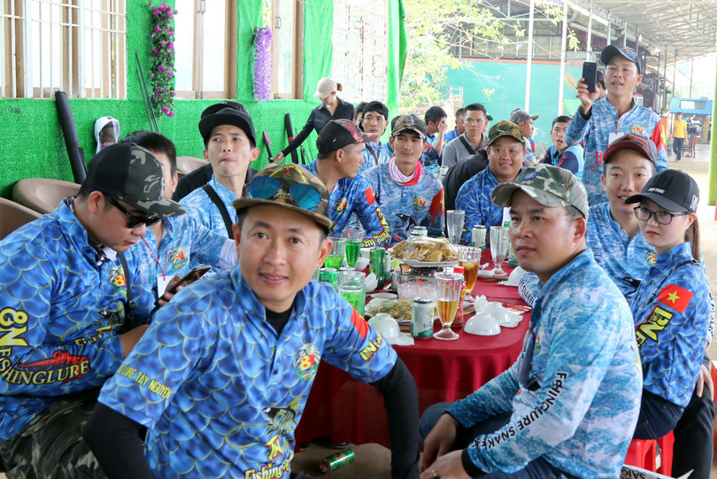 Các cần thủ hào hứng chứng kiến lễ trao giải.