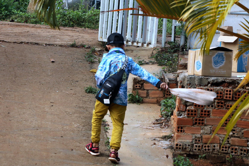 Cần thủ nhỏ tuổi nhất câu mai mà cá không cắn câu nên chán quá, bỏ đi chơi, và bỏ ông bố lại một mình.