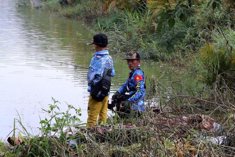 Hai bố con cậu bé thành viên trẻ nhất của hội cần thủ. Cậu bé mới 8 tuổi.