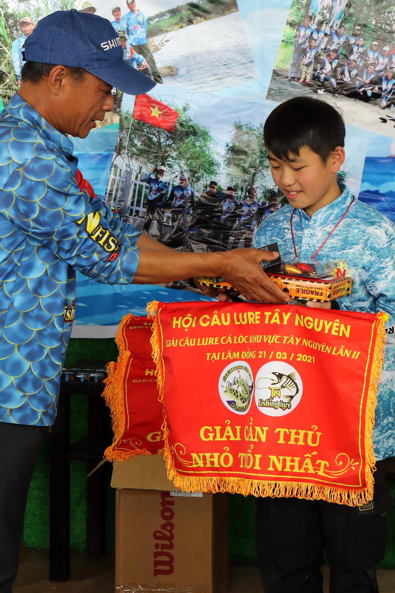 Cậu bé này câu được cá lóc, đoạt giải "Cần thủ nhỏ tuổi nhất". Cậu bé này khi được tin giải sẽ diễn ra đã bằng mọi cách nộp tiền lệ phí dự giải, Chủ tịch Hội Cần thủ nói. Bố mẹ cậu bé cũng đi cùng, và luôn đứng cạnh động viên con.