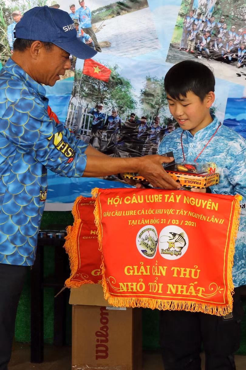 Cậu bé này câu được cá lóc, đoạt giải "Cần thủ nhỏ tuổi nhất". Cậu bé này khi được tin giải sẽ diễn ra đã bằng mọi cách nộp tiền lệ phí dự giải, Chủ tịch Hội Cần thủ nói. Bố mẹ cậu bé cũng đi cùng, và luôn đứng cạnh động viên con.