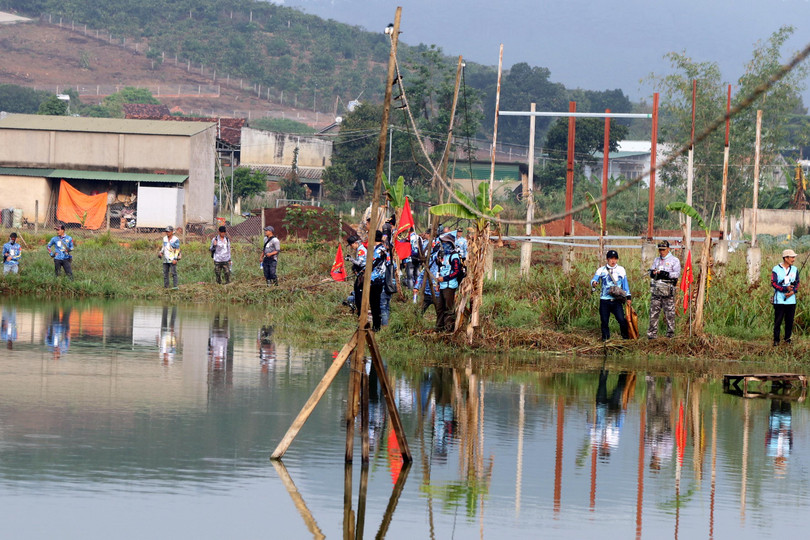 Các cần thủ rải xuống quanh hơn nửa cái hồ, chuẩn bị cho cuộc thi câu.