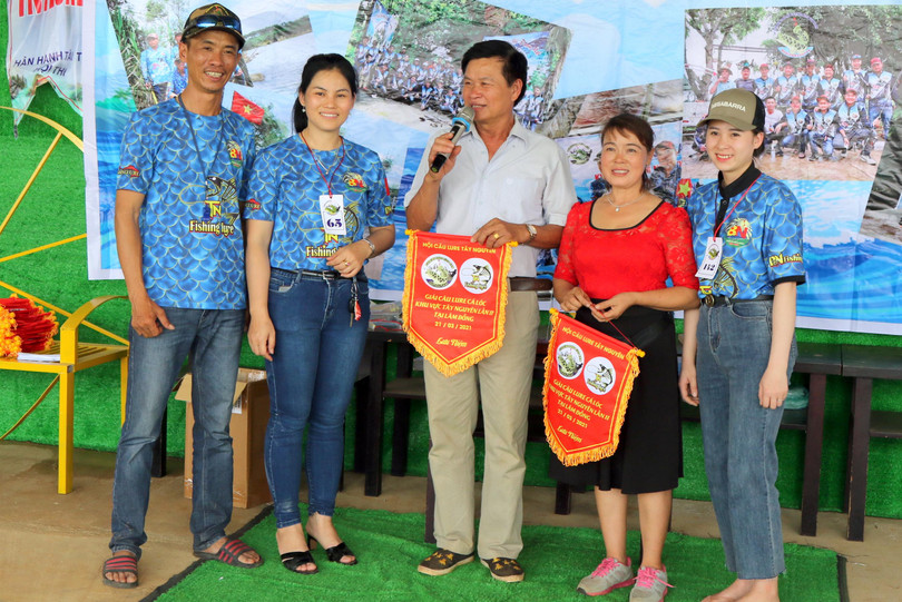 Lương y Nguyễn Trọng Thi và vợ Đào Thị Tám (không mặc đồng phục thi đấu) với tư cách nơi đăng cai cuộc thi.