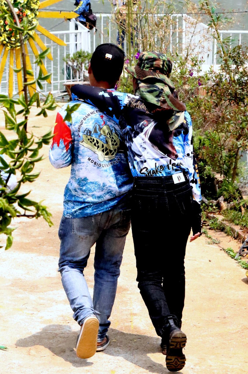 Đã thay hết hộp "mồi" mà cá không chịu cắn, thôi "Nhỏ" đi chơi với bồ. Không có cá thì có bồ, có khi còn vui hơn.