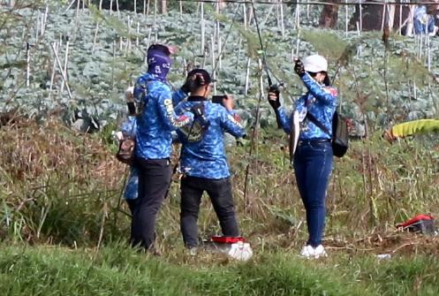 Cô giơ con cá lóc lên khoe với trọng tài để chụp ảnh. Rất tiếc, con cá của cô hơi bé, có hơn 6 lạng thôi, nên không đủ để đoạt giải, cô nói với tôi khi lễ trao giải diễn ra.