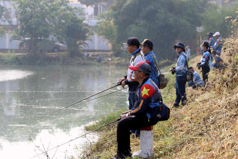 Các cần thủ mà phóng viên ảnh gặp đầu tiên khi bắt đầu cuộc thi câu vẫn kiên trì chờ cá.