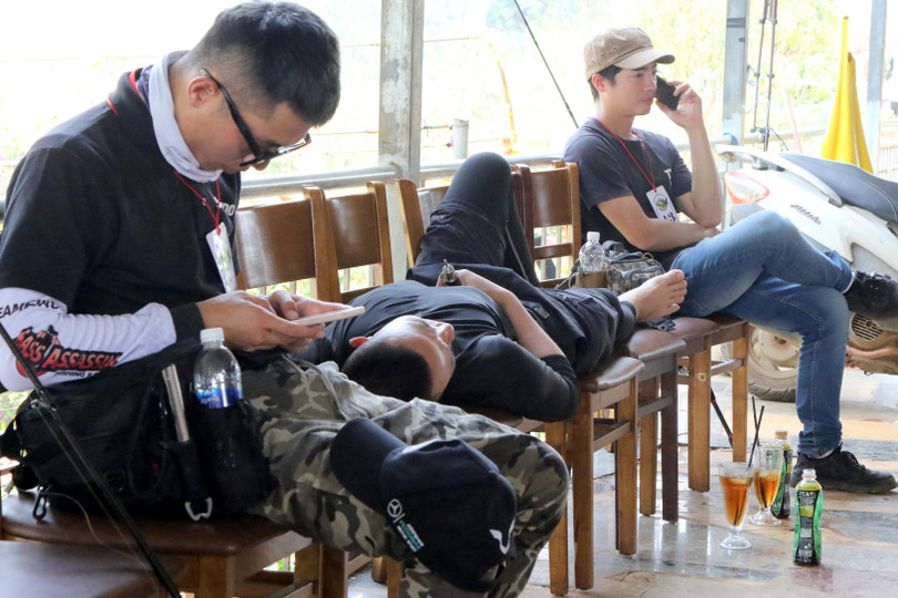 Đội câu Hà Nội cũng chán khi không câu được cá. Nghỉ sớm, lấy sức còn trao giải cho người khác.