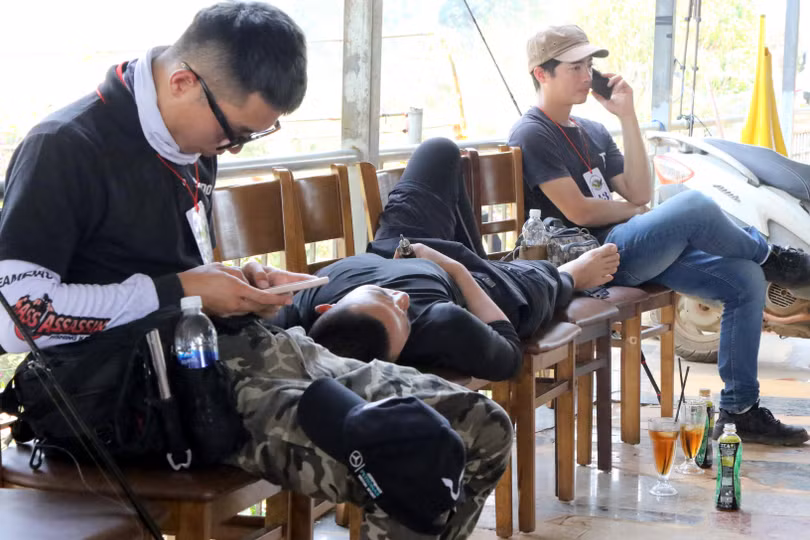 Đội câu Hà Nội cũng chán khi không câu được cá. Nghỉ sớm, lấy sức còn trao giải cho người khác.