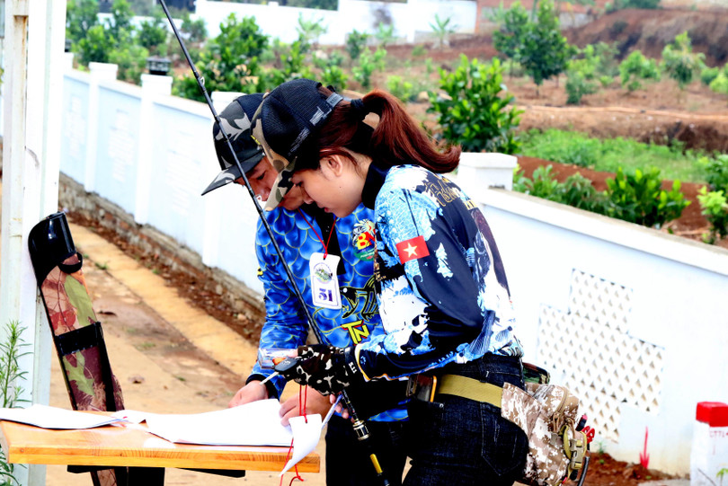 Nữ cần thủ đầu tiên xuất hiện. Cô tên Nhi, nhà ở Phú Yên, có lẽ là ở Tuy Hòa, thành phố mà trong tương lai có thể đẹp hơn Nha Trang vì được kiến trúc sau, hình bàn cờ. Cô đang đăng ký với ban tổ chức. Lần này có khoảng 120 cần thủ tham gia, trong đó có 3 nữ.