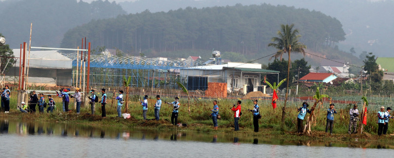 Theo qui định của Ban Tổ chức, mỗi cần thủ phải đứng cách nhau 5 mét, để dây câu khi quăng ra không vướng vào nhau, và vì yêu cầu chống dịch nữa.