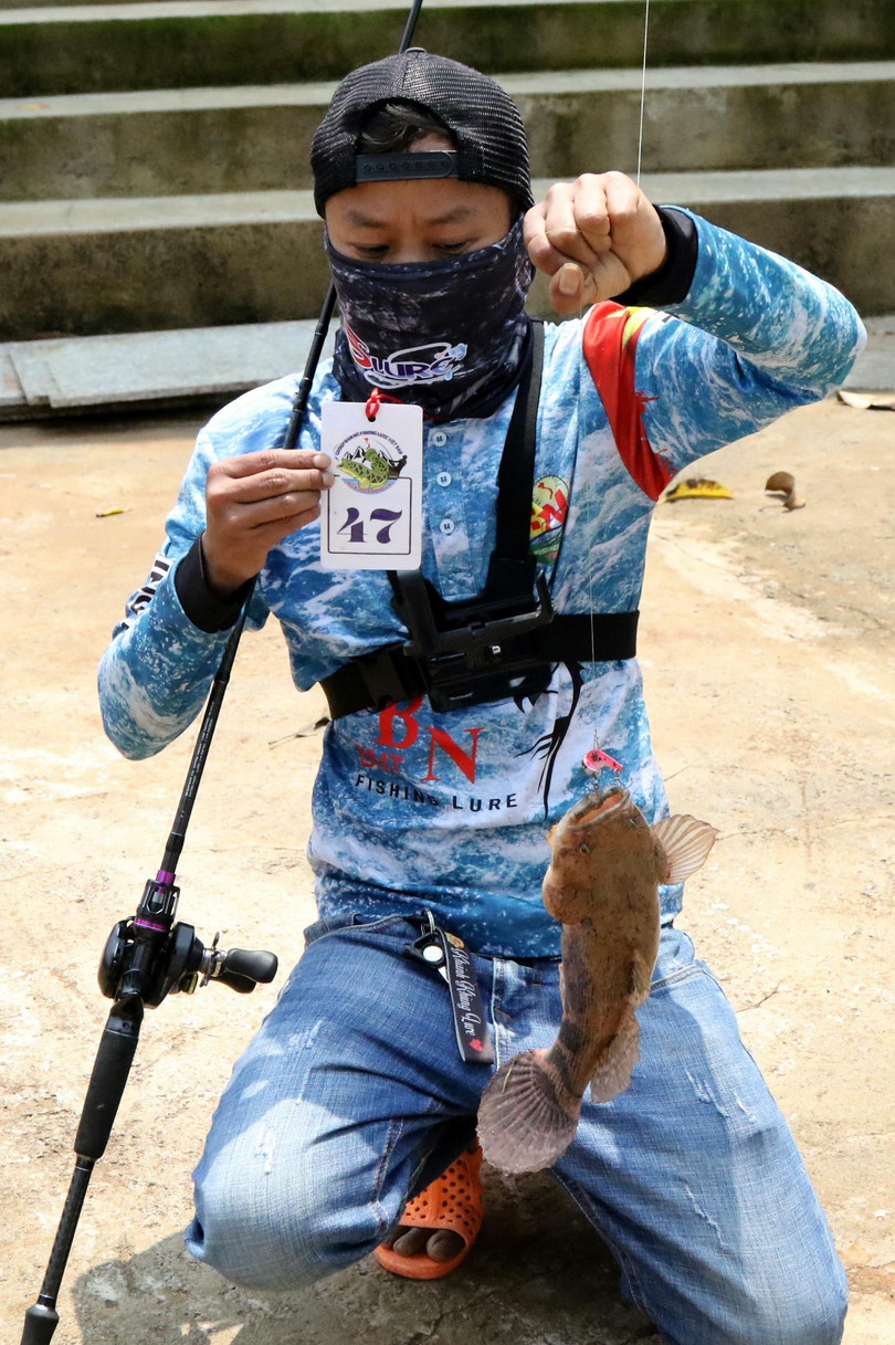 Bên này hồ, một cần thủ bắt được con cá lạ (không phải cá lóc). Anh ta hy vọng đoạt giải "cá lạ".