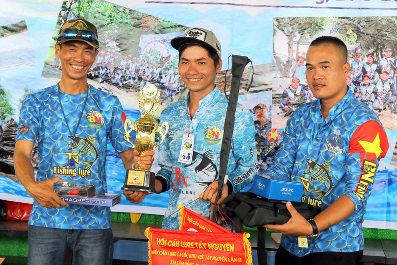 Cần thủ đoạt giải nhất thuộc đội Đắc Nông, được Chủ tịch Hội Cần thủ trực tiếp trao giải.