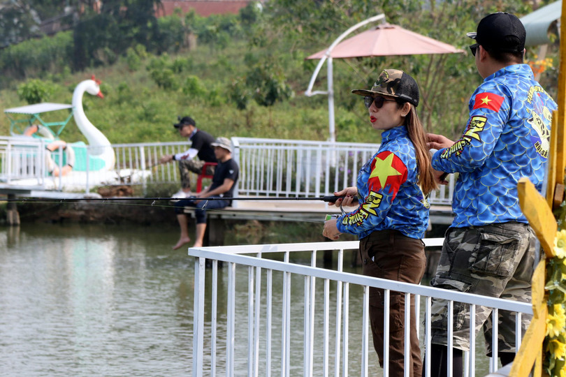 Nữ cần thủ thứ ba, vừa câu vừa được người yêu vuốt tóc. Câu được cá hay không, chắc với cô không quan trọng.