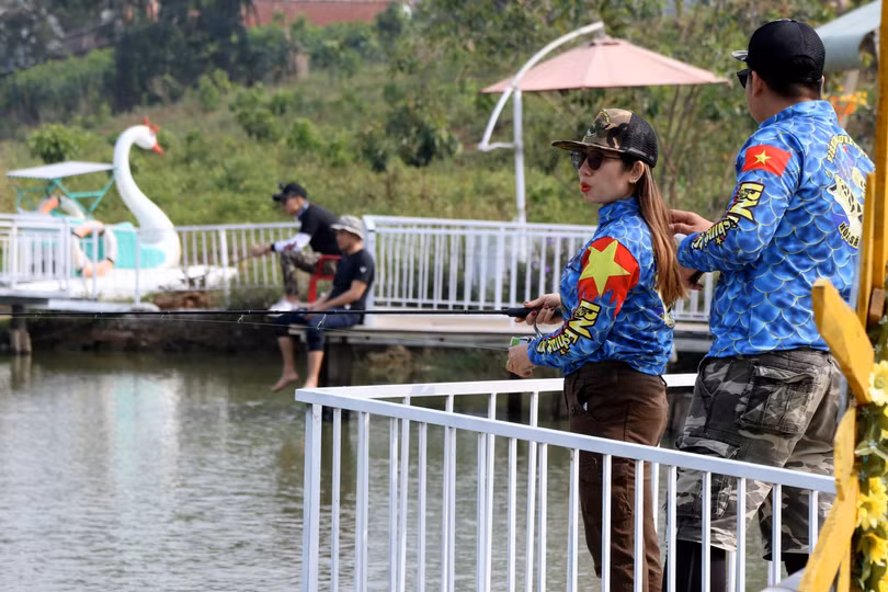 Nữ cần thủ thứ ba, vừa câu vừa được người yêu vuốt tóc. Câu được cá hay không, chắc với cô không quan trọng.