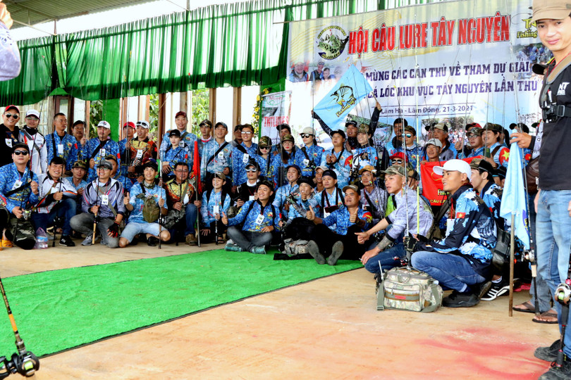 Các cần thủ chụp ảnh lưu niệm tại nơi đã diễn ra lời hướng dẫn thể lệ cuộc thi của Chủ tịch Câu lạc bộ Cần thủ Nam Ban, người hôm qua gặp chúng tôi khi đến kiểm tra lần cuối việc chuẩn bị, và lời chúc thi đấu tốt của "Ông già Bảo Nam", và nơi sẽ diễn ra lễ trao các cúp sau khi thi đấu. "Ông già Bảo Nam" cho biết các cần thủ làm nhiều nghề khác nhau, người doanh nghiệp, người bác sĩ, người là sinh viên, thậm chí có cả học sinh phổ thông nữa. Họ tham gia vì nhu cầu câu cá lóc, vì vui được đi du lịch, và vì "xả xì trét" nữa.