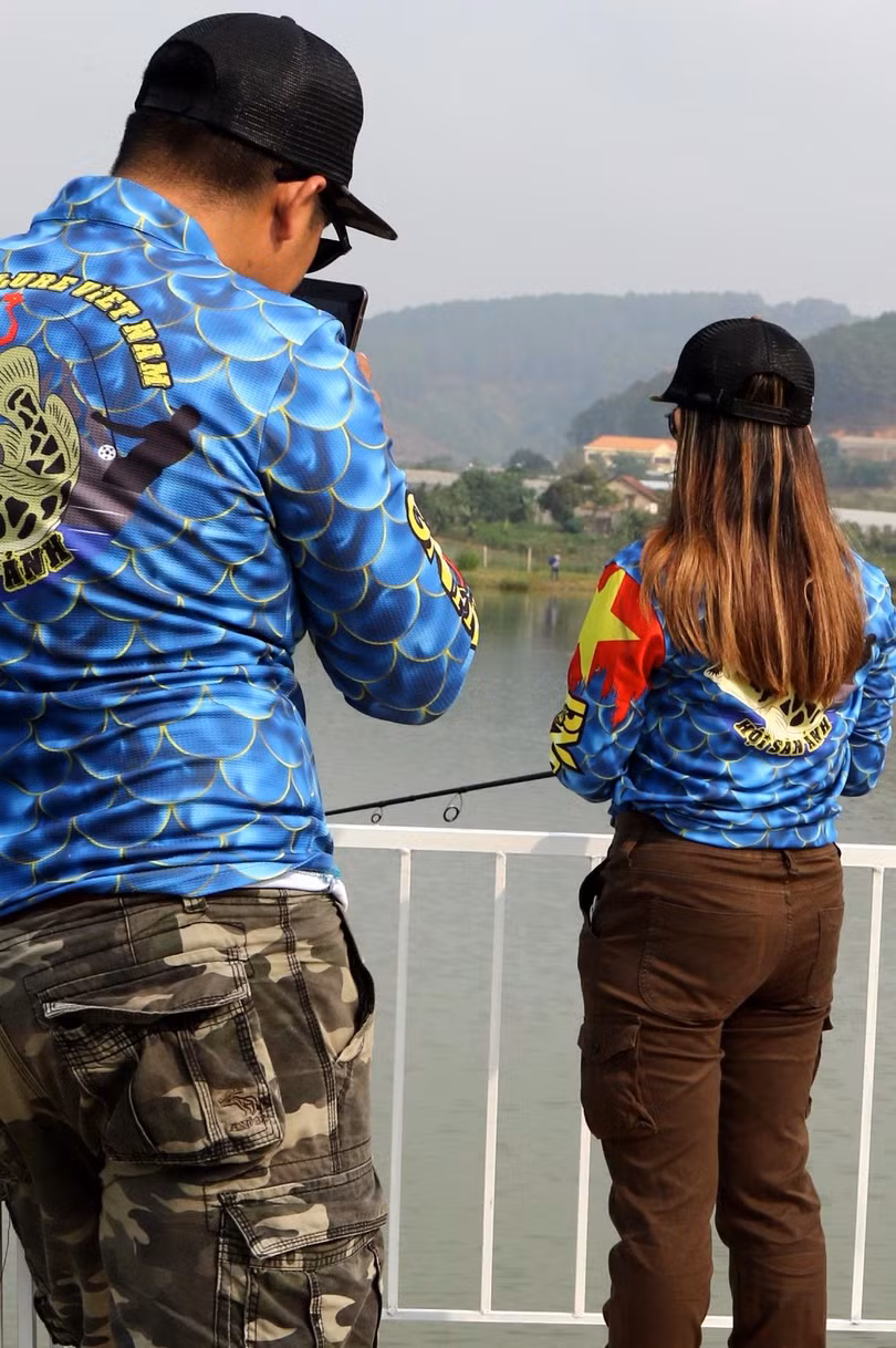 Hết vuốt tóc, anh này còn chụp "trộm" cô nữa. Tôi không tin rằng cô không biết hành động của anh ta.