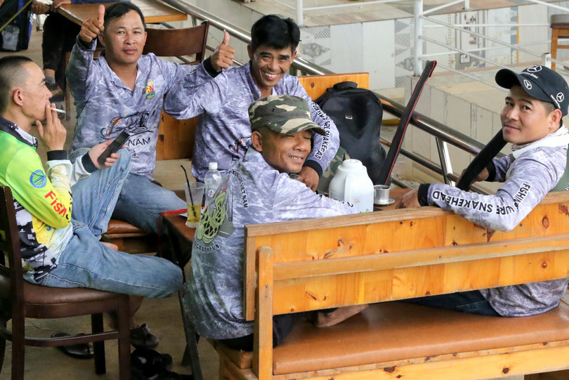 Đội này cũng chán, kéo nhau đi nghỉ sớm.