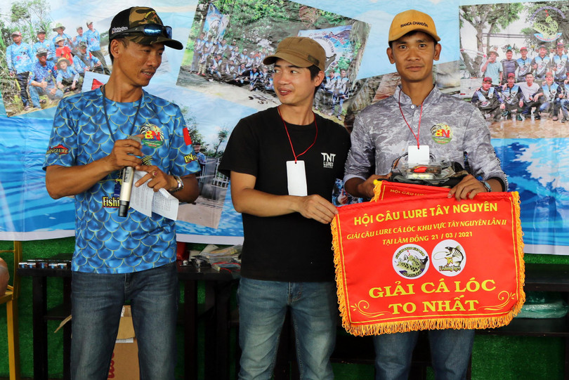 Cần thủ đó đoạt giải "Cá lóc lớn nhất" trong đội Đắc Lắc.