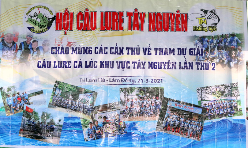 Anh ta giải thích với chúng tôi rằng đây là cuộc thi lần thứ 4 đối với các cần thủ trên toàn quốc, và cuộc thi thứ hai trên đất Tây Nguyên. Anh ta giải thích rằng từ khi dính dịch Covid từ đầu năm 2020, các hoạt động thể thao trên toàn quốc hầu như bị cấm, ngay cả các trận bóng đá cũng có khi diễn ra mà không có người xem. Riêng trên đất Lâm Đồng này, suốt hai kỳ cách ly trên toàn quốc, không có một ca nào dính Covid, vì vậy giải thi câu cá lóc của các cần thủ được phép diễn ra khá dễ dàng.