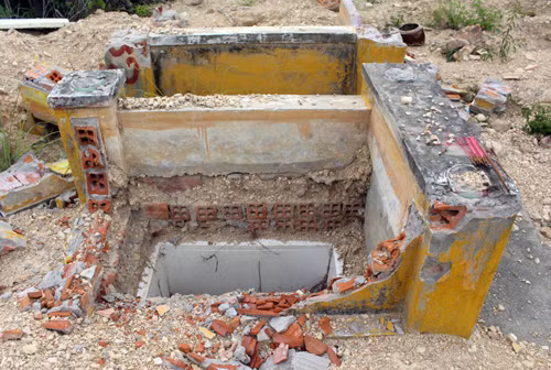 Một trong những ngôi mộ ở núi Hòn Rớ 2 bị đập phá, lấy hài cốt đi nơi khác. Ảnh: Nguyễn Dương (VnExpress)
