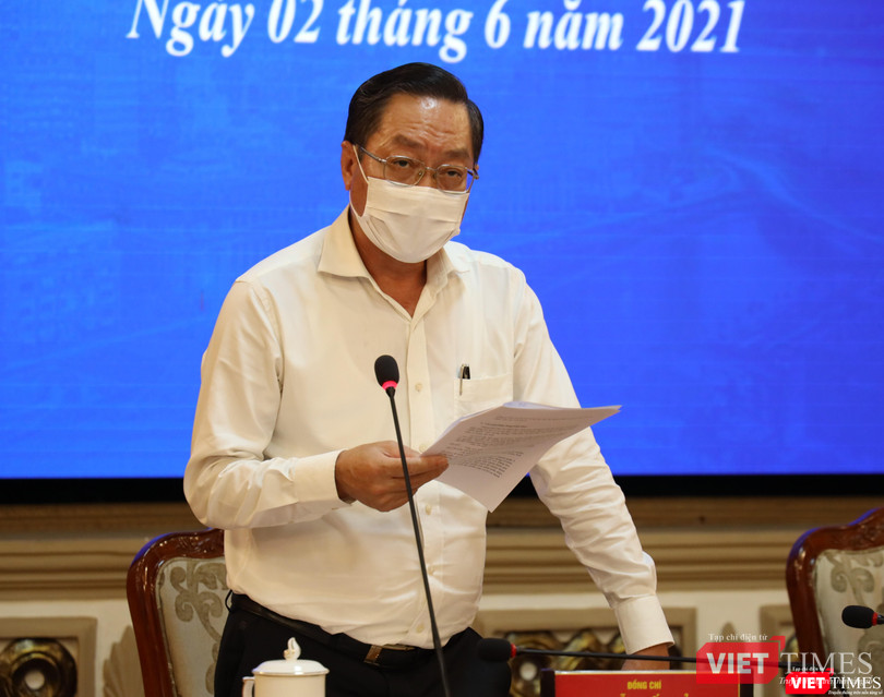 Giám đốc Sở Y tế Nguyễn Tấn Bỉnh báo cáo tại cuộc họp. Ảnh: Huyền Mai Giám đốc Sở Y tế Nguyễn Tấn Bỉnh báo cáo tại cuộc họp. Ảnh: Huyền Mai