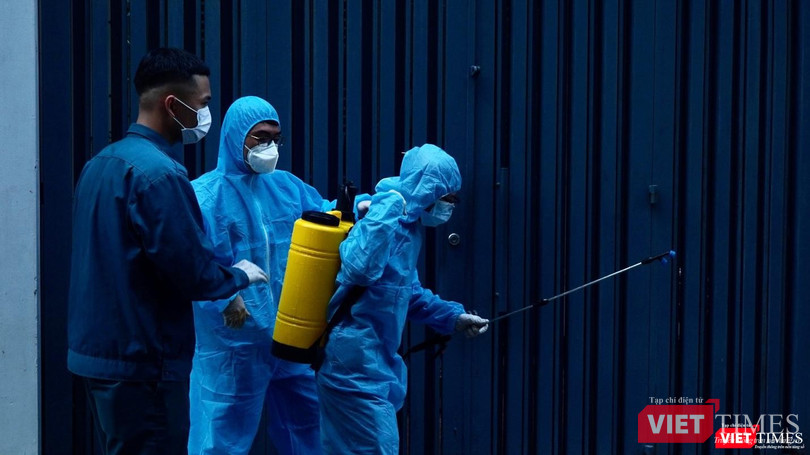 Khử trùng tiêu độc các khu vực có bệnh nhân COVID-19 (Ảnh: CDC TP.HCM) Khử trùng tiêu độc các khu vực có bệnh nhân COVID-19 (Ảnh: CDC TP.HCM)