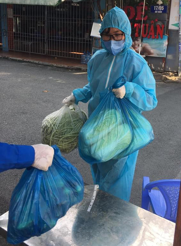 Tình nguyện viên chuẩn bị nhu yếu phẩm cho gian hàng 0 đồng - Ảnh: UBND phường Tân Quý cung cấp