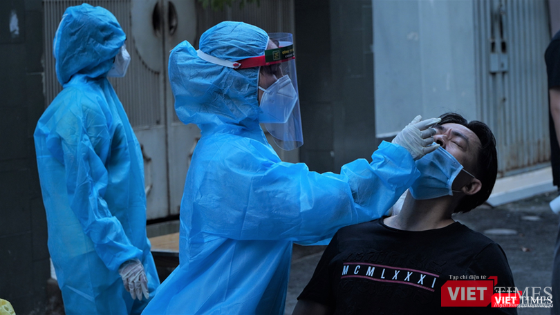 Lấy mẫu giám sáy tại khu vực liên quan bệnh nhân (Yến Thư-HCDC)