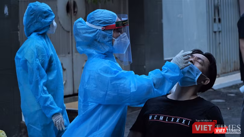 Lấy mẫu giám sáy tại khu vực liên quan bệnh nhân (Yến Thư-HCDC) Lấy mẫu giám sáy tại khu vực liên quan bệnh nhân (Yến Thư-HCDC)