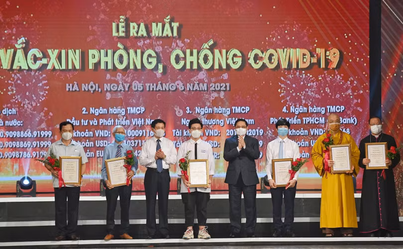 Thủ tướng Phạm Minh Chính tặng hoa và trao giấy chứng nhận cho các cá nhân, tổ chức đóng góp vào Quỹ vaccine phòng, chống Covid-19. Ảnh: Nhật Bắc Thủ tướng Phạm Minh Chính tặng hoa và trao giấy chứng nhận cho các cá nhân, tổ chức đóng góp vào Quỹ vaccine phòng, chống Covid-19. Ảnh: Nhật Bắc