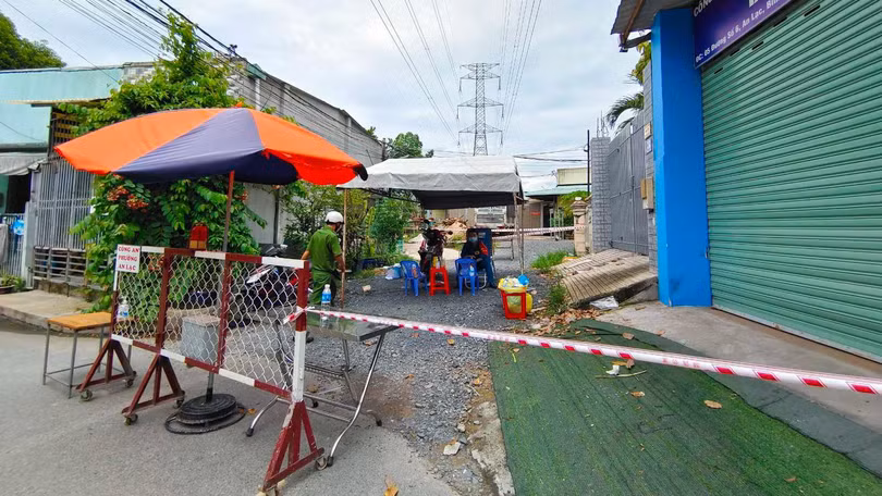  Phong tỏa đường số 6, Khu dân cư Nam Long, khu phố 2, P.An Lạc, Q.Bình Tân (TP.HCM) liên quan ca nghi nhiễm ở Công ty PouYuen - Ảnh: Độc Lập