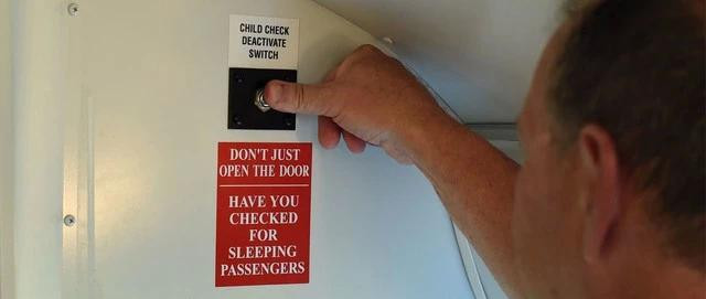 Các xe chở học sinh tại các trường công lập ở Mỹ đều lắp hệ thống cảnh báo ở cuối xe, buộc tài xế phải xuống cuối xe để tắt.