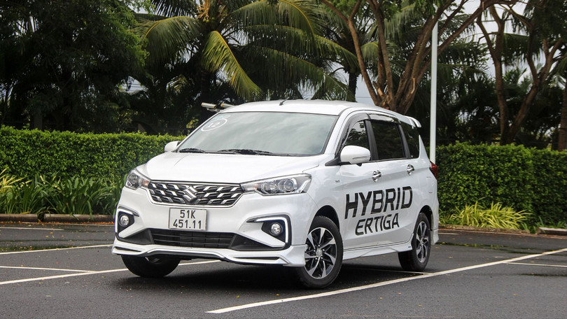 ertiga hybrid trắng.jpeg