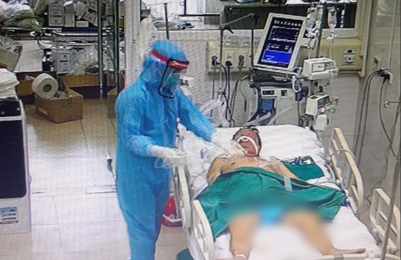 Bác sĩ điều trị cho bệnh nhân mắc COVID-19 nặng (Ảnh - BYT) Bác sĩ điều trị cho bệnh nhân mắc COVID-19 nặng (Ảnh - BYT)