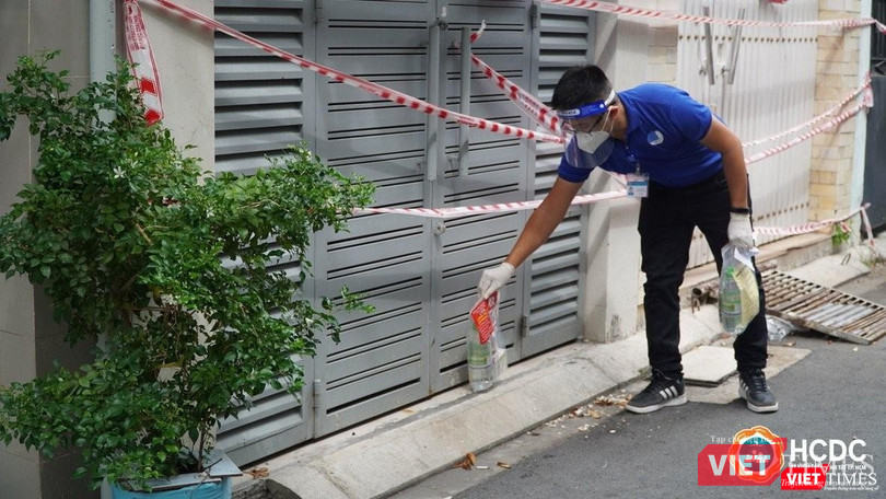 Tình nguyện viên trao tặng thuốc cho F0 với nguyên tắc không tiếp xúc. Ảnh: HCDC Tình nguyện viên trao tặng thuốc cho F0 với nguyên tắc không tiếp xúc. Ảnh: HCDC