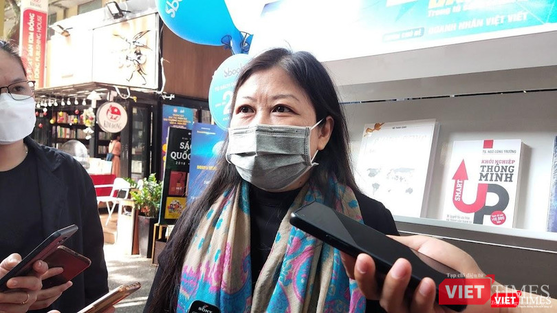 Tác giả Nguyễn Phi Vân trao đổi về những trăn trở để "Mở cửa tương lai" - Ảnh: Hoà Bình Tác giả Nguyễn Phi Vân trao đổi về những trăn trở để "Mở cửa tương lai" - Ảnh: Hoà Bình