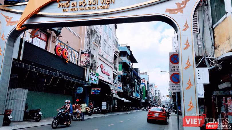 Những cảnh cửa đóng im lìm sau đại dịch trên rất nhiều con phố. Ảnh: Hoà Bình