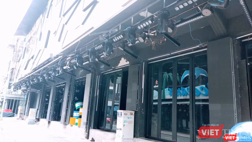 Phố đi bộ Bùi Viện nhà hàng vẫn đang đóng cửa. Ảnh: Hoà Bình