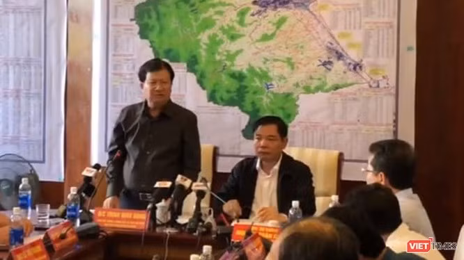 Phó thủ tướng Trịnh Đình Dũng tại Ban chỉ đạo tiền phương (Ảnh: Hồ Xuân Mai) Phó thủ tướng Trịnh Đình Dũng tại Ban chỉ đạo tiền phương (Ảnh: Hồ Xuân Mai)