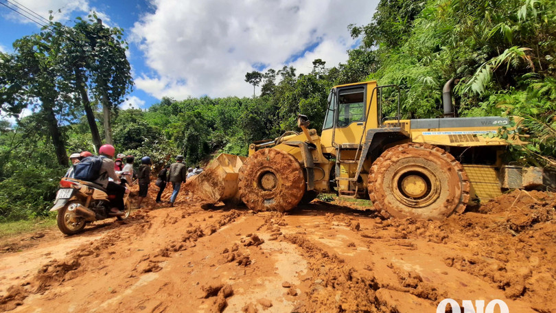 Máy ủi tiến vào gần tới Trà Leng (Ảnh: QNO) Máy ủi tiến vào gần tới Trà Leng (Ảnh: QNO)