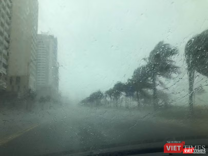 Mưa lớn trên diện rộng khi bão số 9 đã đổ bộ đất liền, đường phố Đà Nẵng vắng tanh không một bóng người (Ảnh: Hồ Xuân Mai)