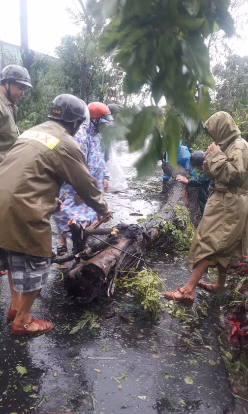 Ban chỉ huy Phòng chống thiên tai - Tìm kiếm cứu nạn tỉnh Phú Yên đi chống bão (Ảnh: Anh Ngọc)