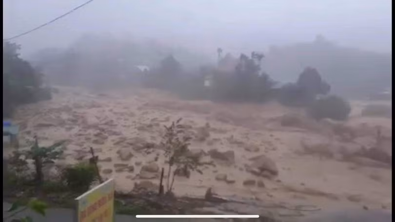 Cảnh sạt lở, lũ quét nghiêm trọng tại xã Phước Thành, san bằng khu đất và cuốn trôi toàn bộ 13 căn nhà cùng tài sản (Ảnh: QNO)