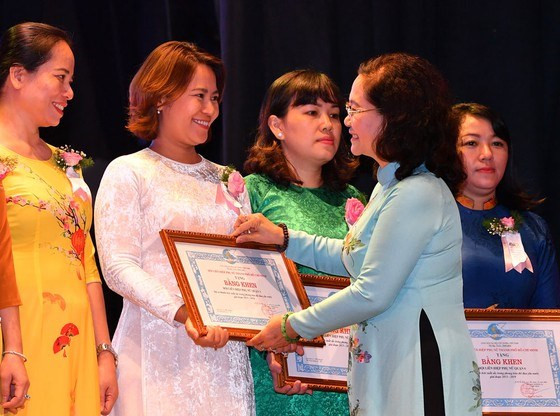 Phó Bí thư Thành ủy, Chủ tịch HĐND TPHCM Nguyễn Thị Lệ tuyên dương điển hình phụ nữ tiên tiến. Ảnh: Việt Dũng Phó Bí thư Thành ủy, Chủ tịch HĐND TPHCM Nguyễn Thị Lệ tuyên dương điển hình phụ nữ tiên tiến. Ảnh: Việt Dũng